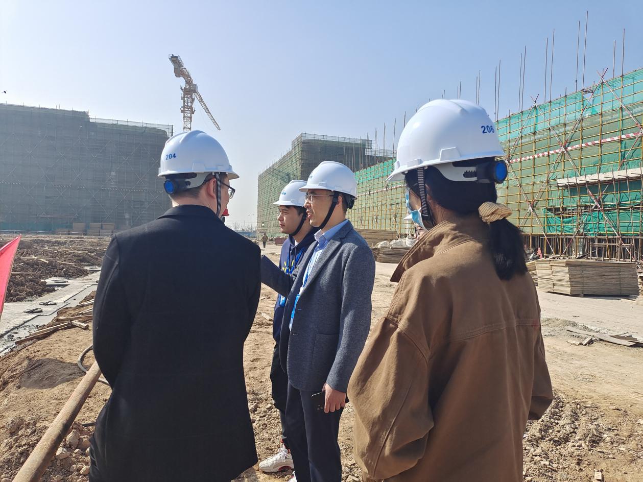 成本控制部觀摩標(biāo)準(zhǔn)廠房項目建設(shè)現(xiàn)場.jpg