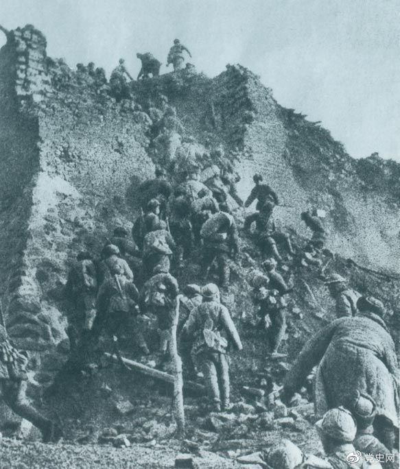 1948年12月，人民解放軍向新保安守敵發(fā)起攻擊。這是解放軍戰(zhàn)士登上新保安城頭。 